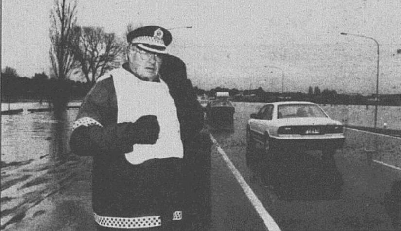 Chifley Police Superintendent Dick Holland standing near Stockland Drive, Kelso in the 1998 floods.
