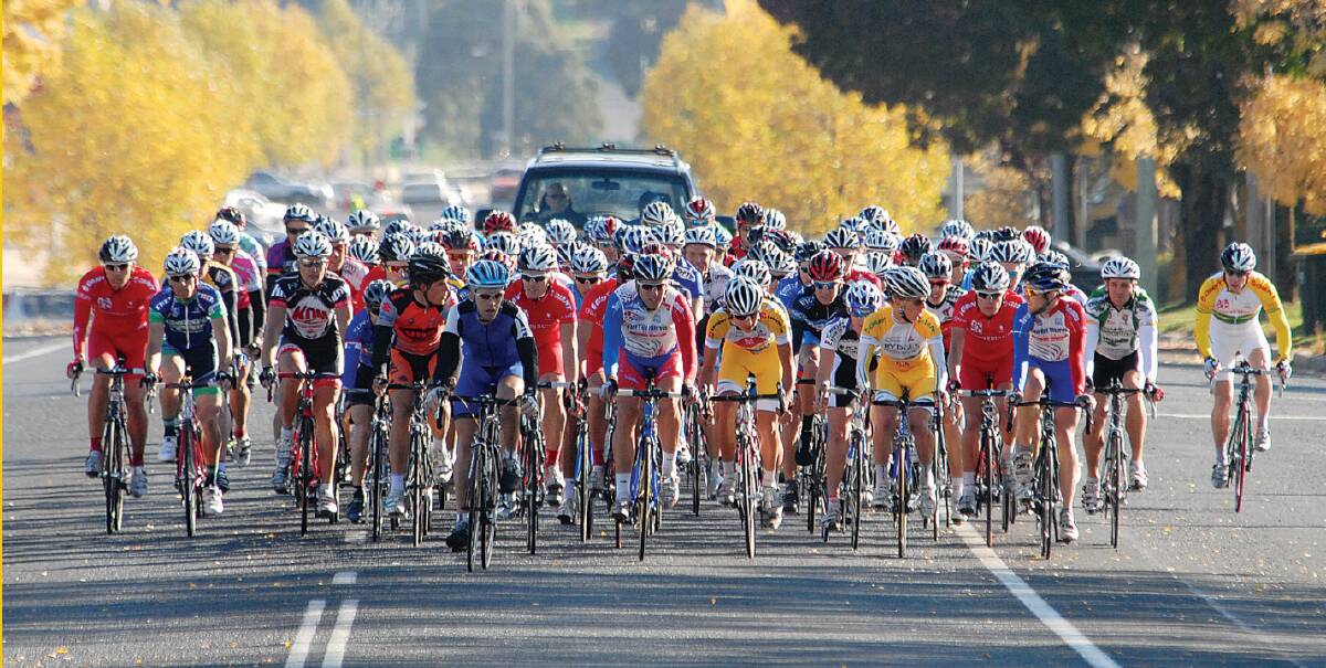 Riders set out from Blayney in the 2009 edition of the B2B. It was in that race which four Bathurst cyclists beat a future Australian superstar.