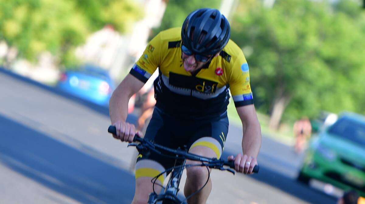 Dan Watson returns from the bike leg in Sunday's race. Picture by Alexander Grant.